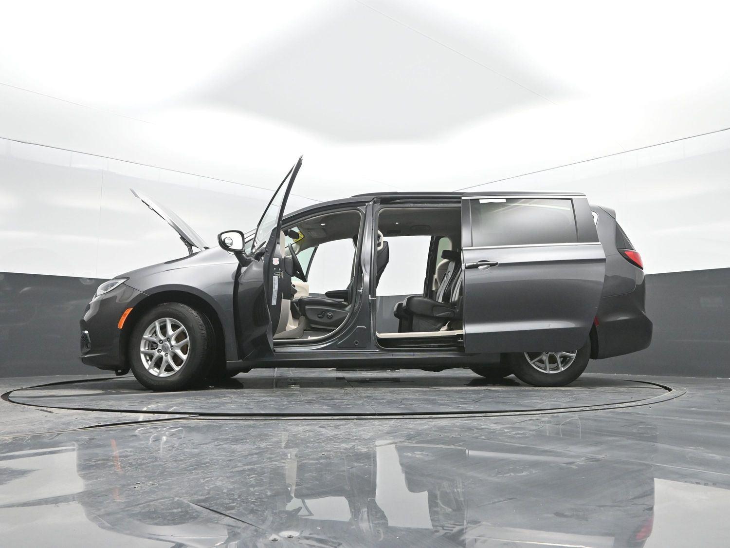 Used 2022 Granite Crystal Metallic Clearcoat Chrysler Touring L image 52