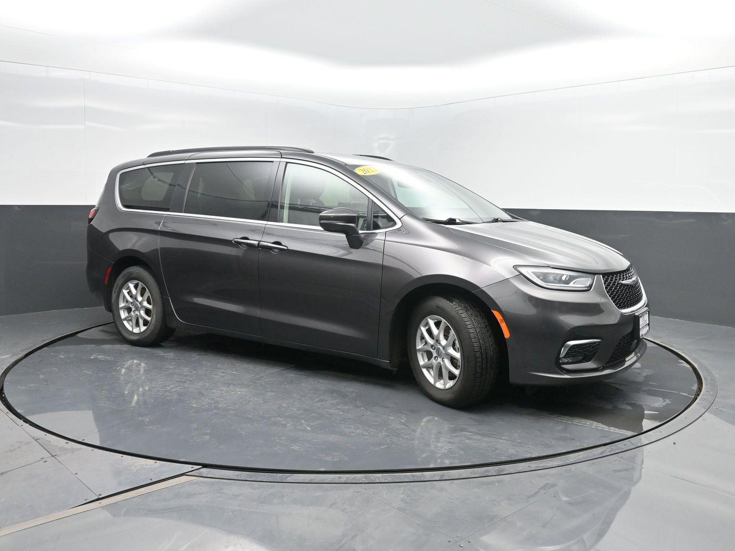 Used 2022 Granite Crystal Metallic Clearcoat Chrysler Touring L image 4