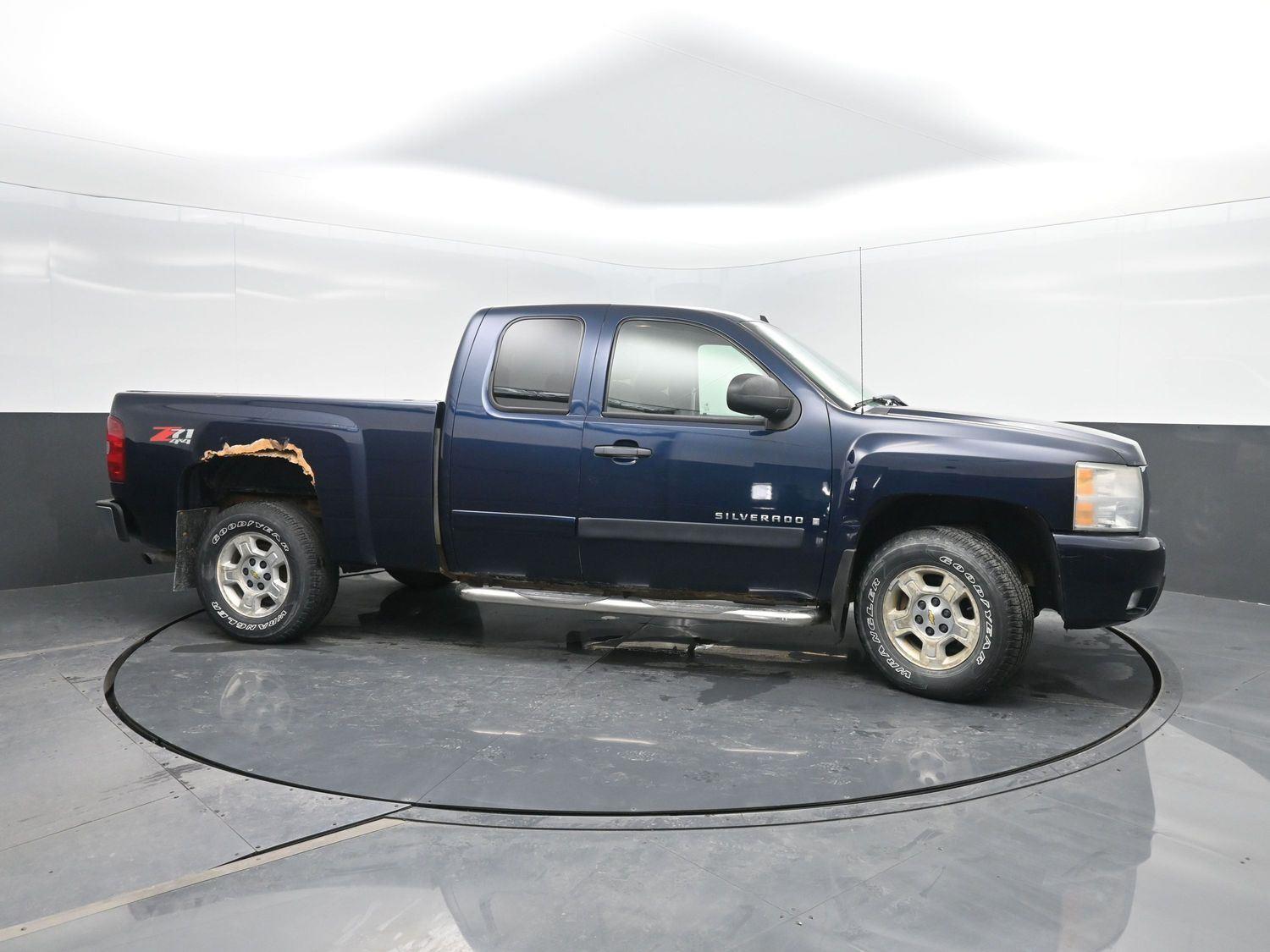 Used 2007 Dark Blue Metallic Chevrolet LT w/1LT image 3