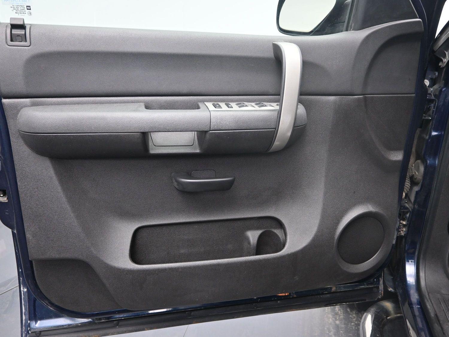 Used 2007 Dark Blue Metallic Chevrolet LT w/1LT image 17