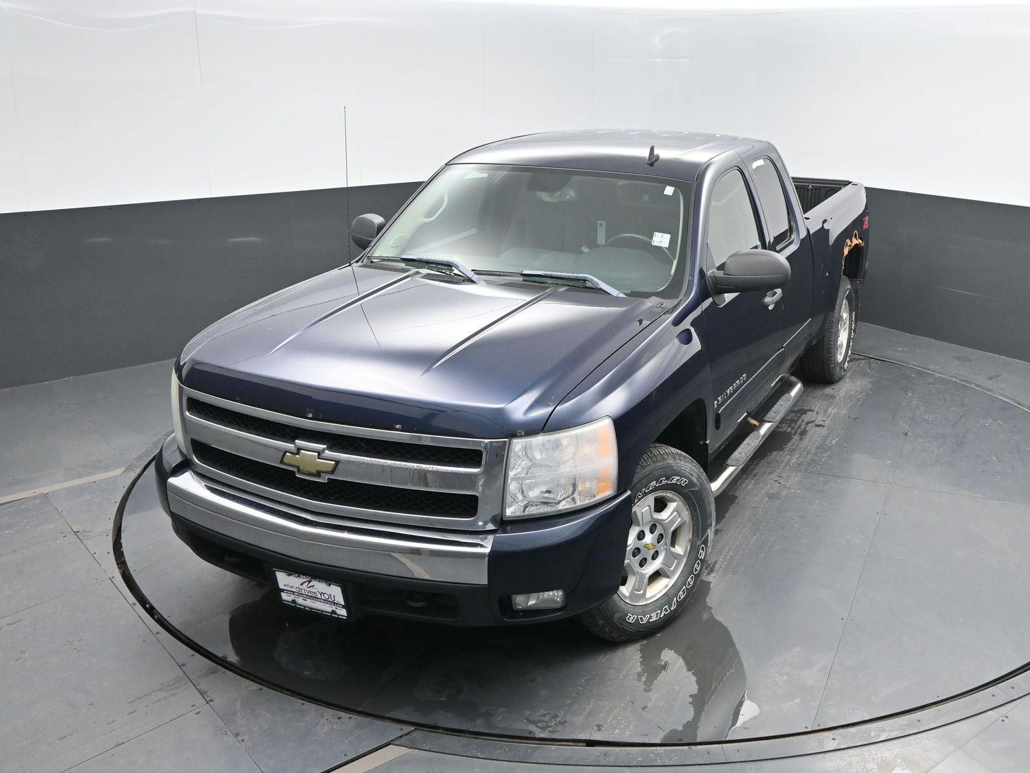 Used 2007 Dark Blue Metallic Chevrolet LT w/1LT image 29