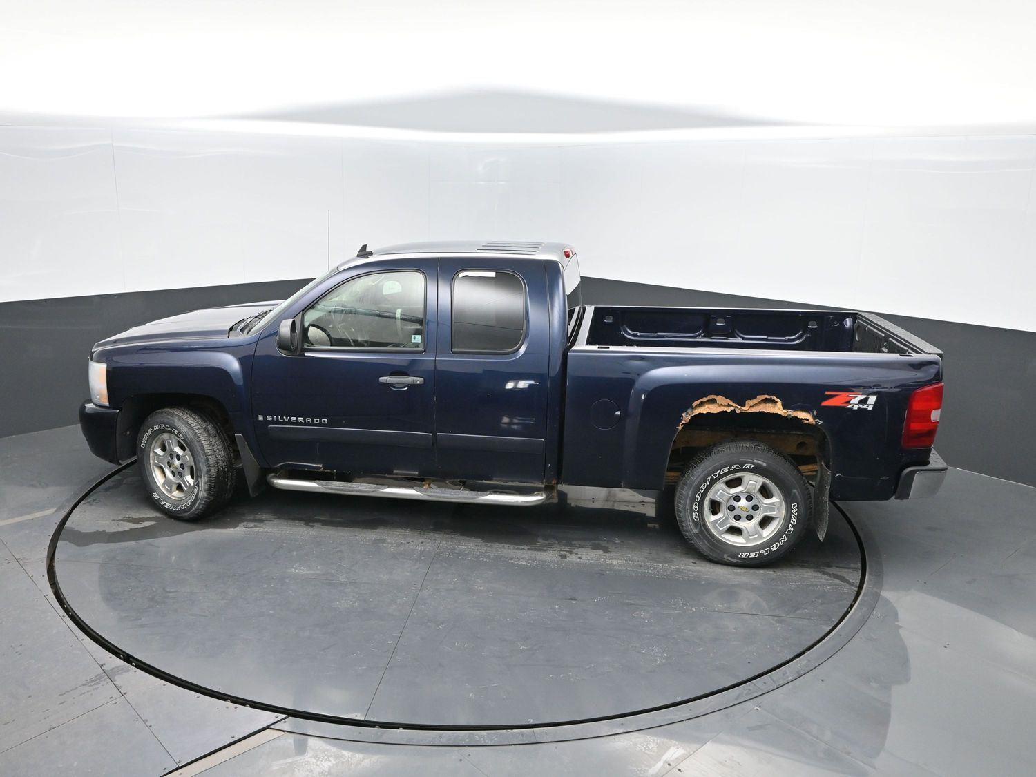 Used 2007 Dark Blue Metallic Chevrolet LT w/1LT image 30