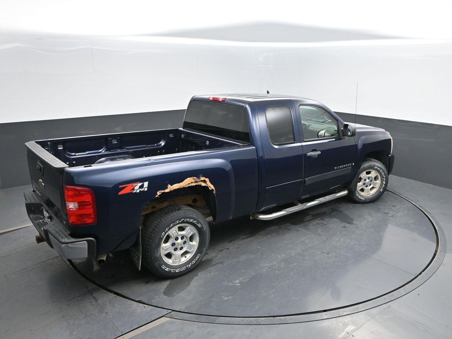 Used 2007 Dark Blue Metallic Chevrolet LT w/1LT image 31