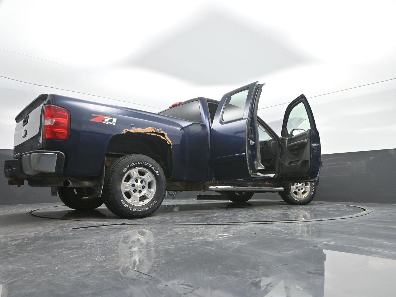 Used 2007 Dark Blue Metallic Chevrolet LT w/1LT image 42