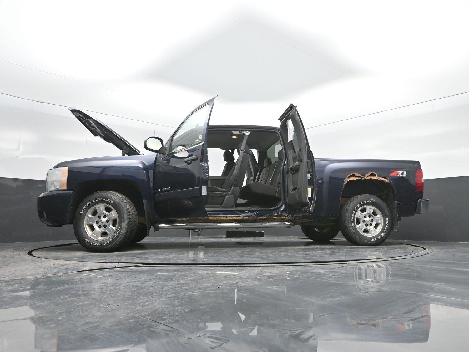 Used 2007 Dark Blue Metallic Chevrolet LT w/1LT image 43