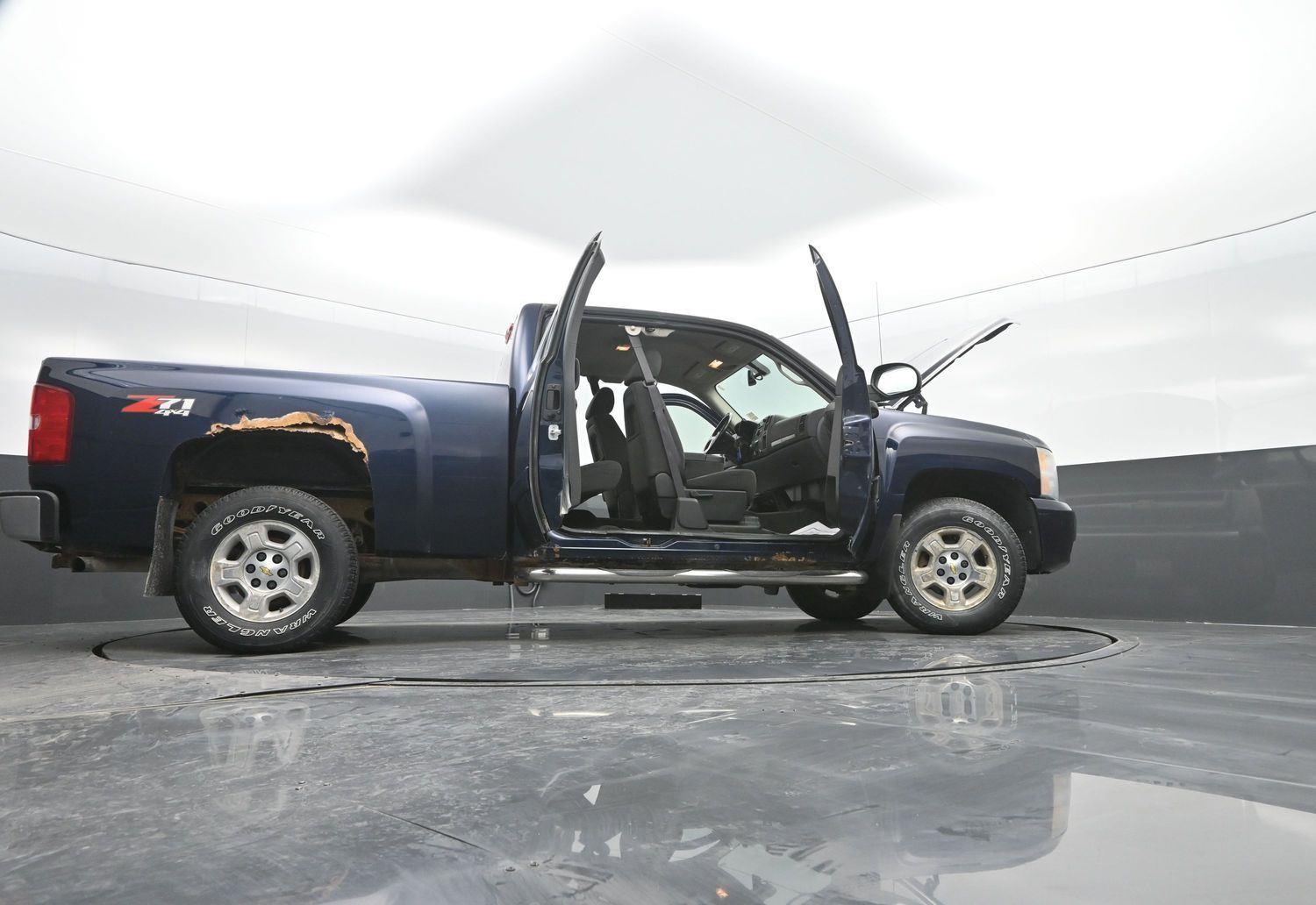 Used 2007 Dark Blue Metallic Chevrolet LT w/1LT image 44