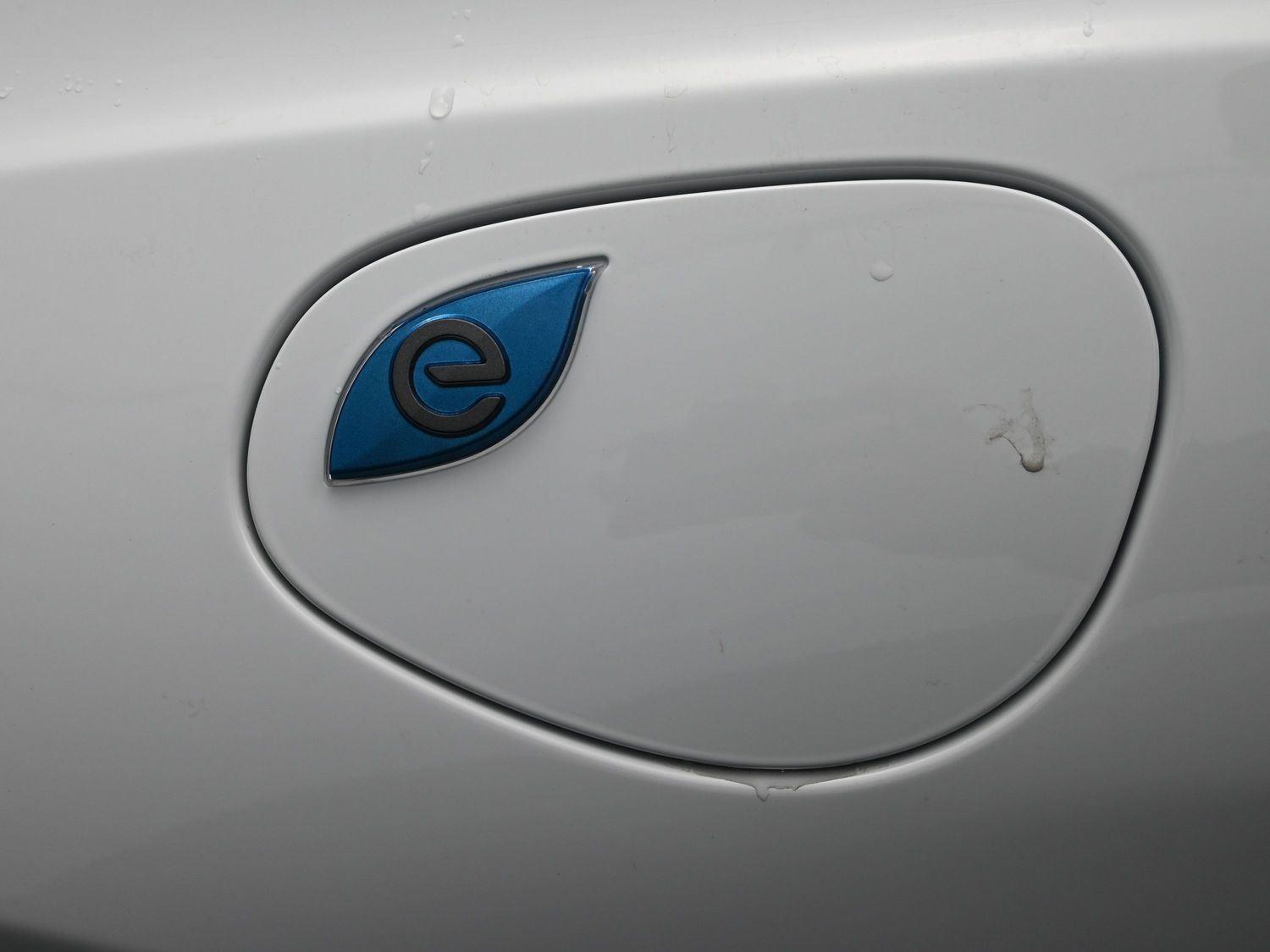 Used 2024 Bright White Clearcoat Chrysler Hybrid Premium S Appearance Pkg image 6