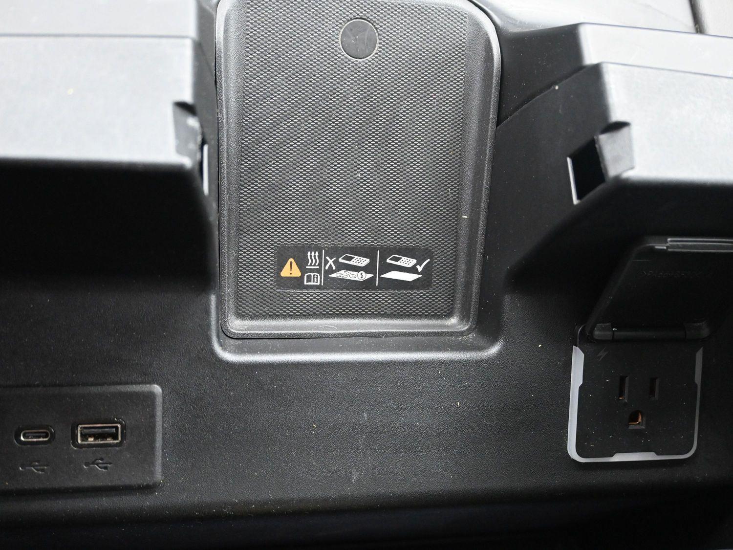 Used 2024 Onyx Black GMC Denali image 37