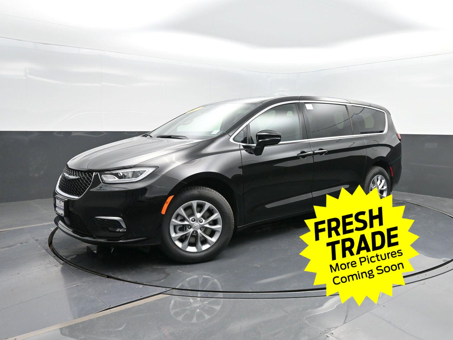 Diamond Black Crystal Pearlcoat 2025 Chrysler Pacifica Select AWD Minivan All-Wheel Drive 9-Speed Automatic