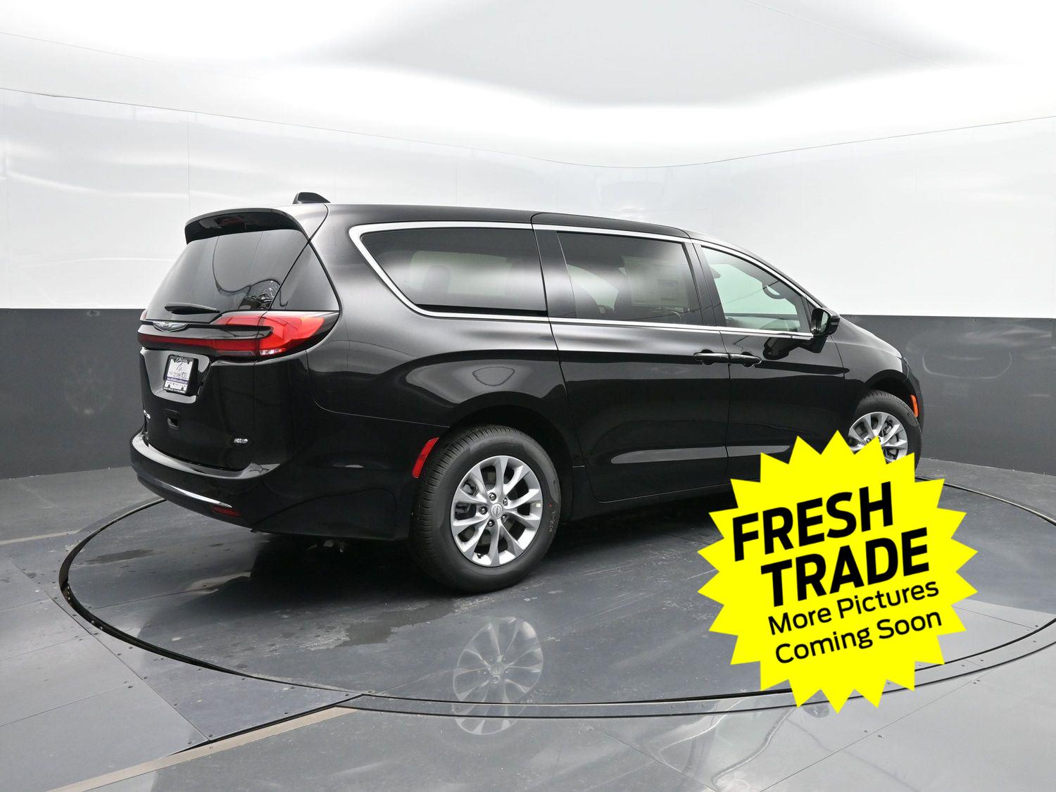 Used 2025 Diamond Black Crystal Pearlcoat Chrysler Select image 2