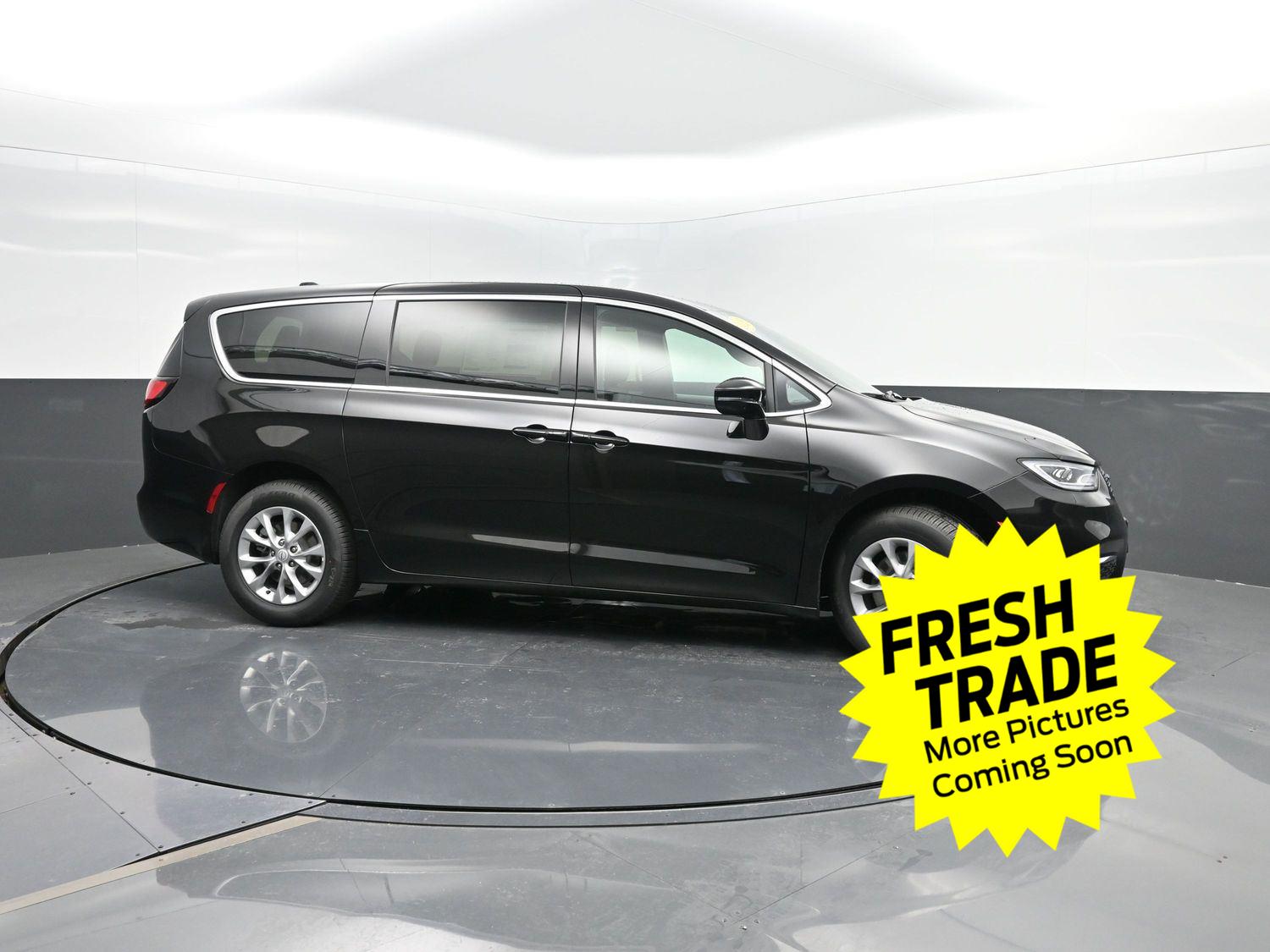 Used 2025 Diamond Black Crystal Pearlcoat Chrysler Select image 3