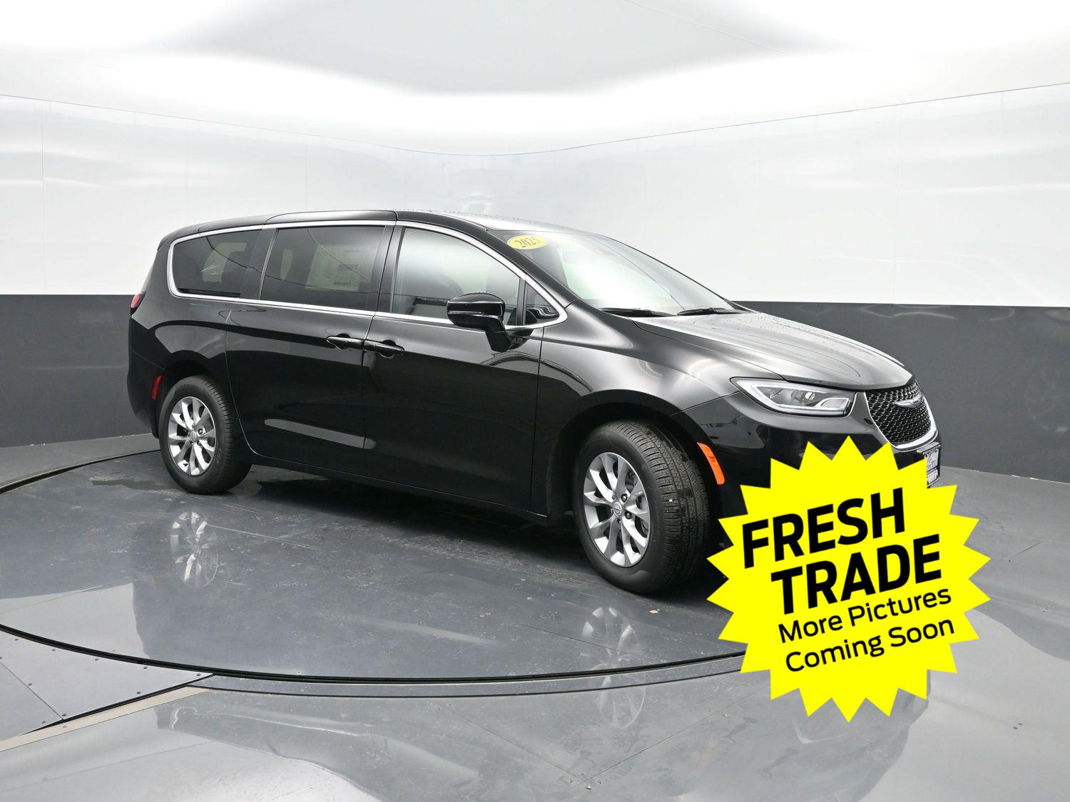 Used 2025 Diamond Black Crystal Pearlcoat Chrysler Select image 4