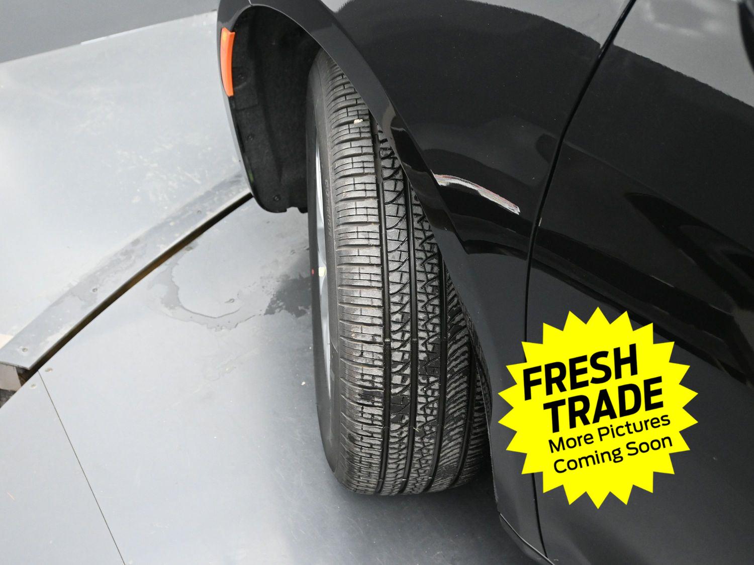 Used 2025 Diamond Black Crystal Pearlcoat Chrysler Select image 5