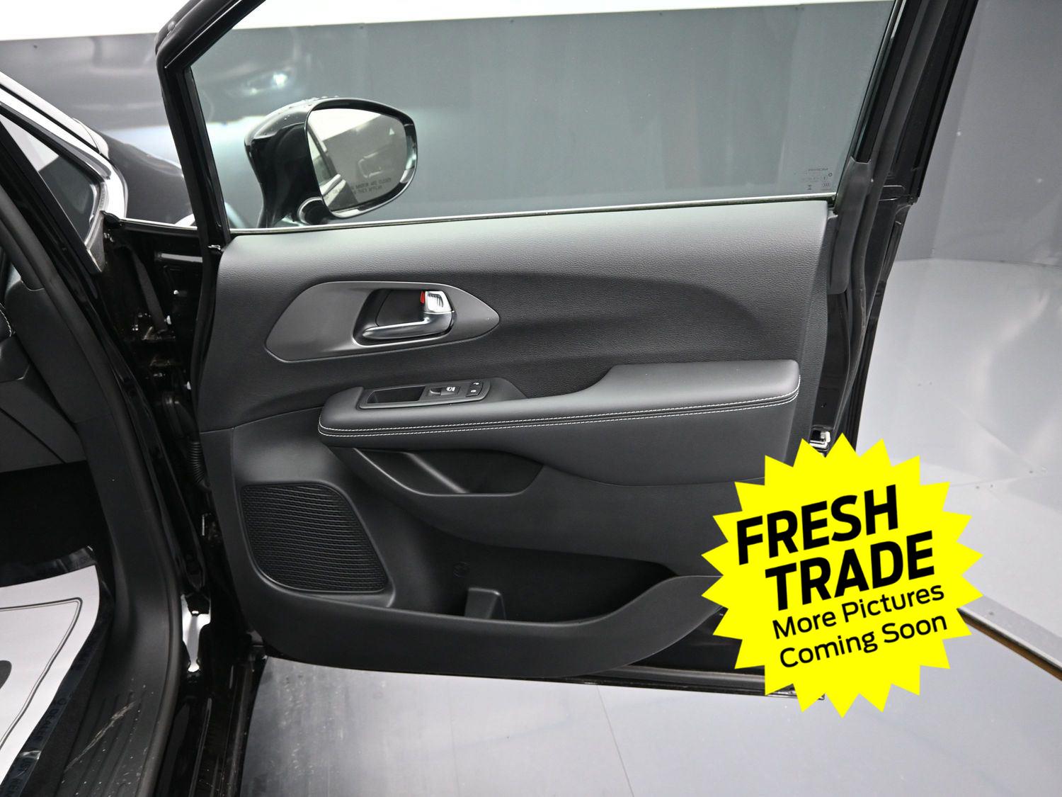 Used 2025 Diamond Black Crystal Pearlcoat Chrysler Select image 6