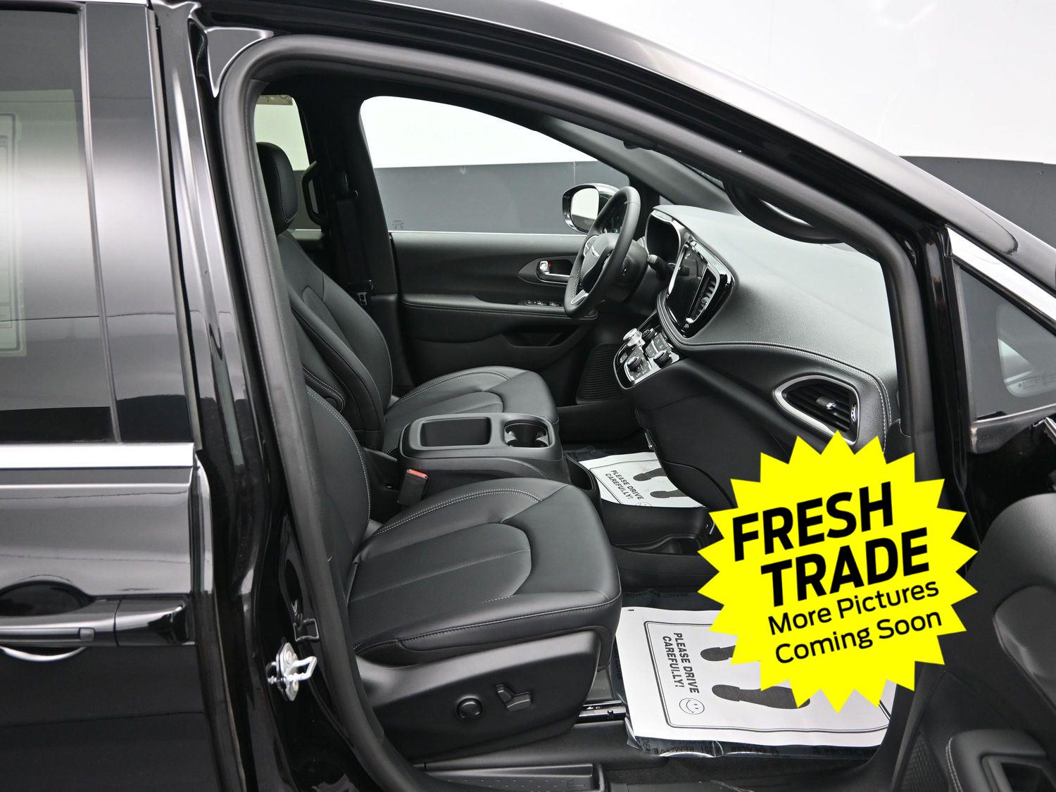 Used 2025 Diamond Black Crystal Pearlcoat Chrysler Select image 7
