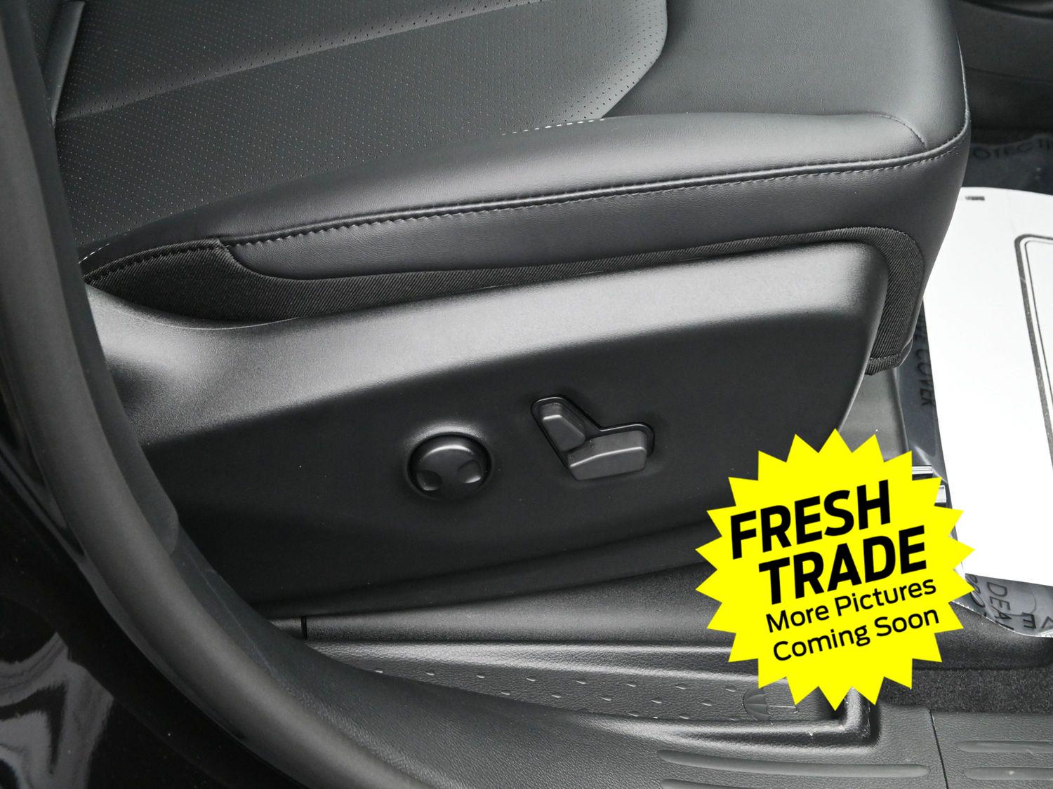 Used 2025 Diamond Black Crystal Pearlcoat Chrysler Select image 8