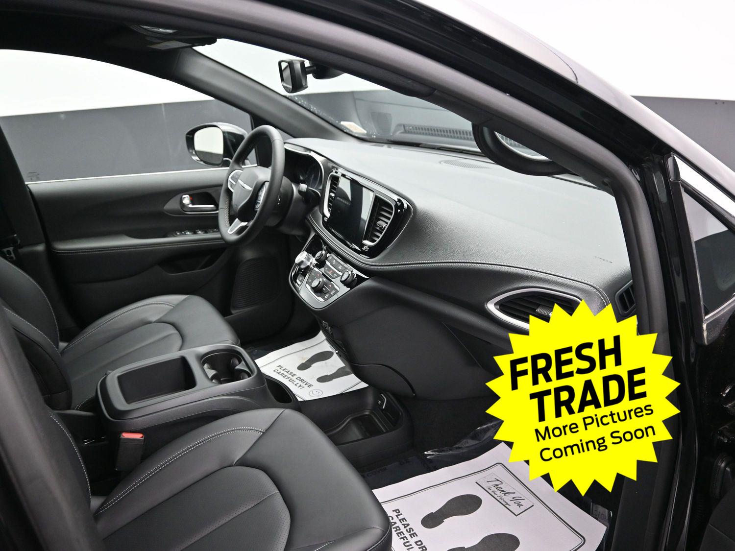 Used 2025 Diamond Black Crystal Pearlcoat Chrysler Select image 9