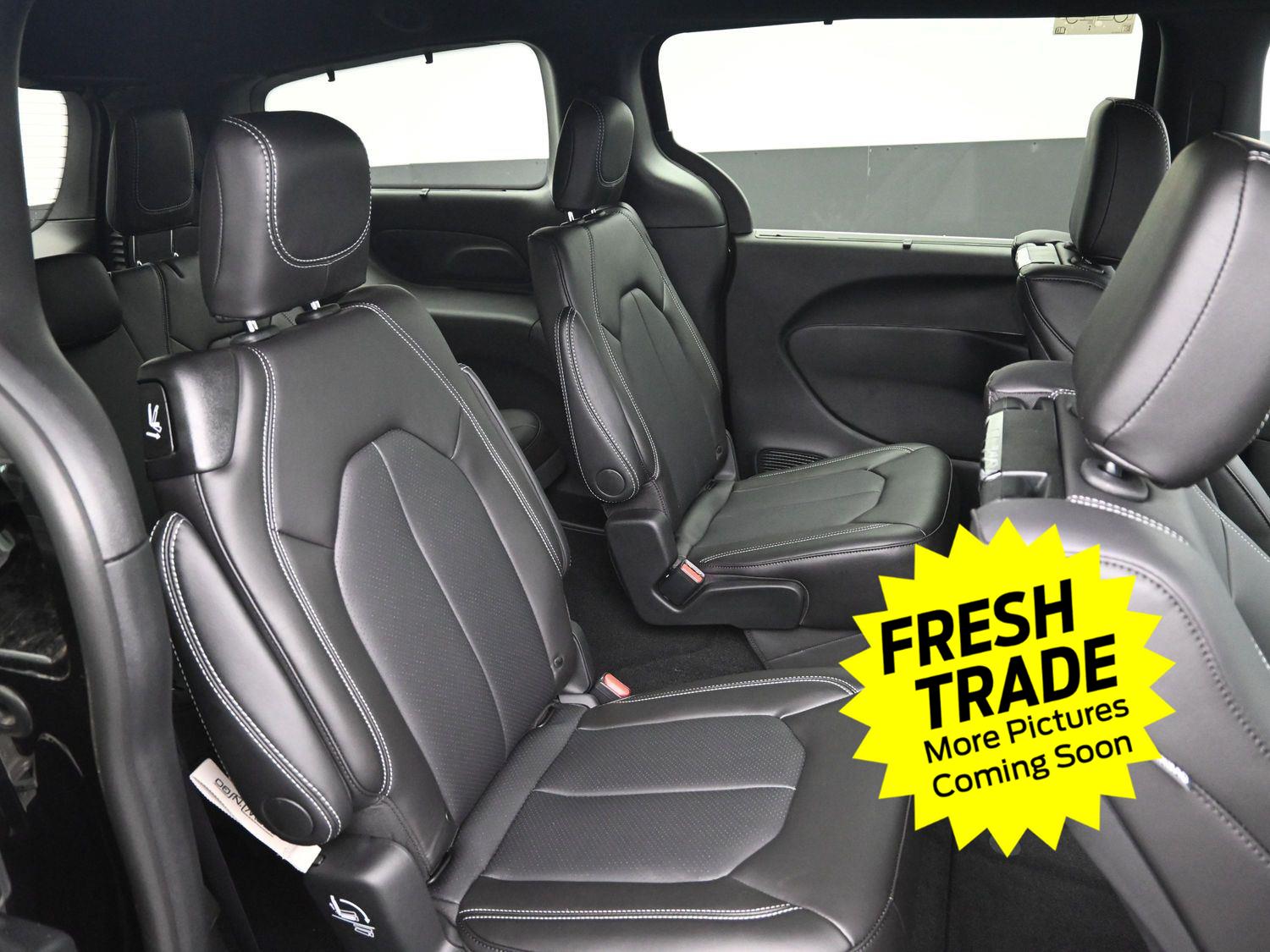 Used 2025 Diamond Black Crystal Pearlcoat Chrysler Select image 10