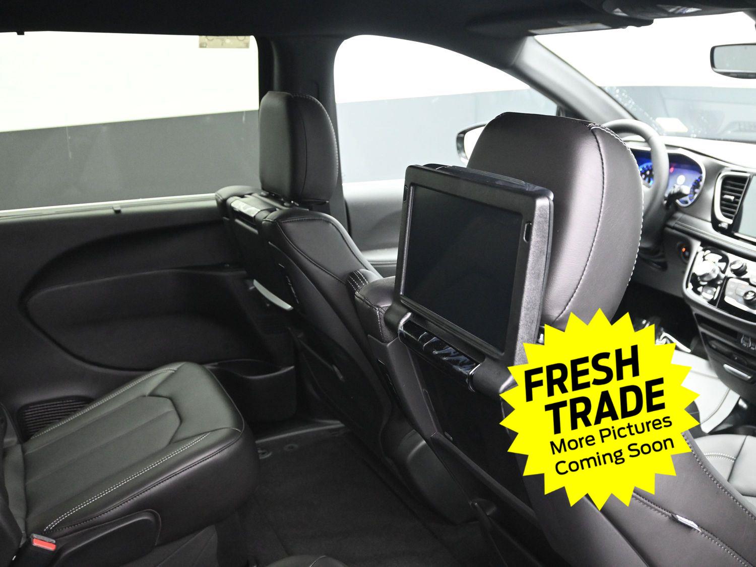 Used 2025 Diamond Black Crystal Pearlcoat Chrysler Select image 11