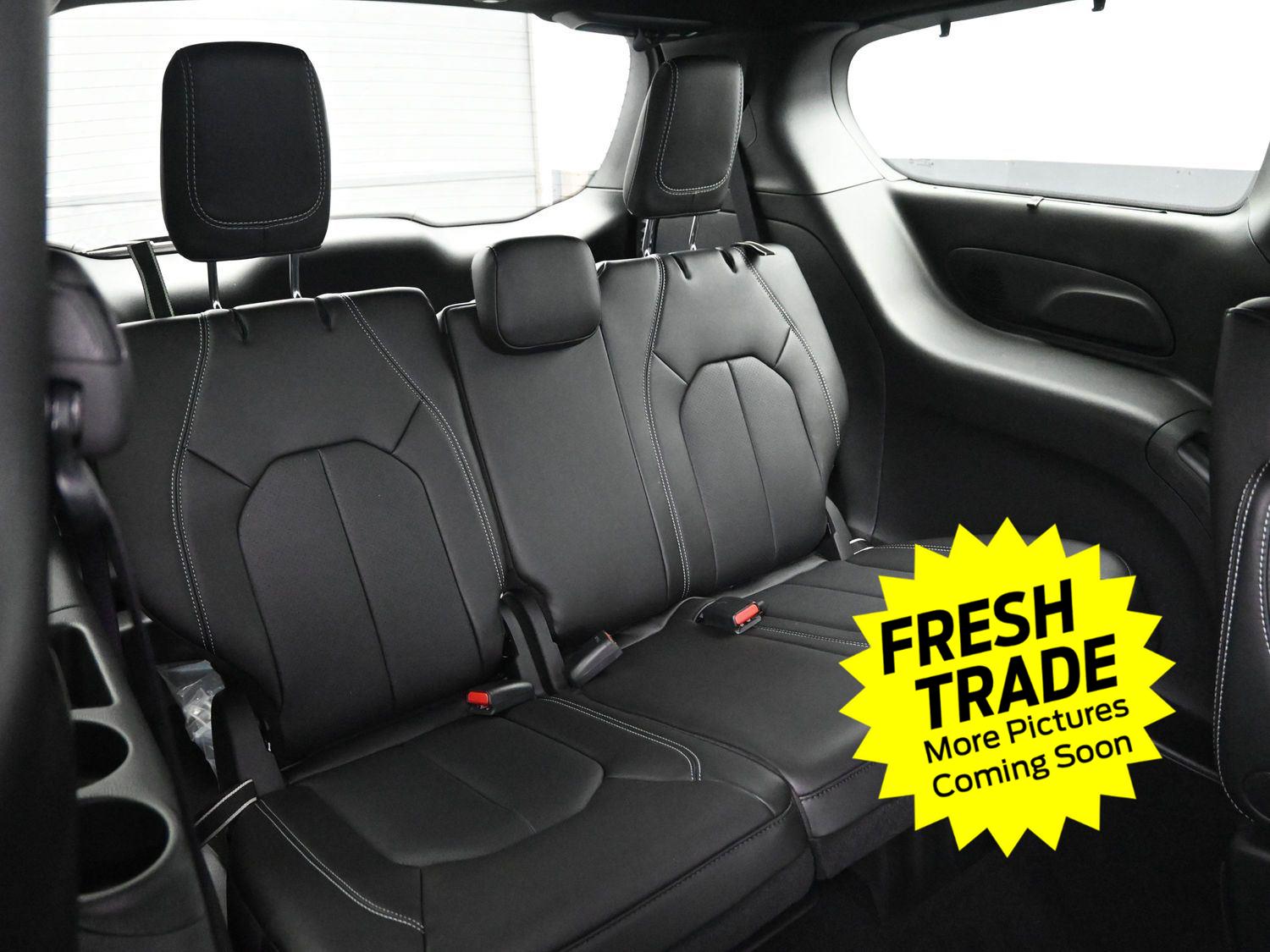 Used 2025 Diamond Black Crystal Pearlcoat Chrysler Select image 12