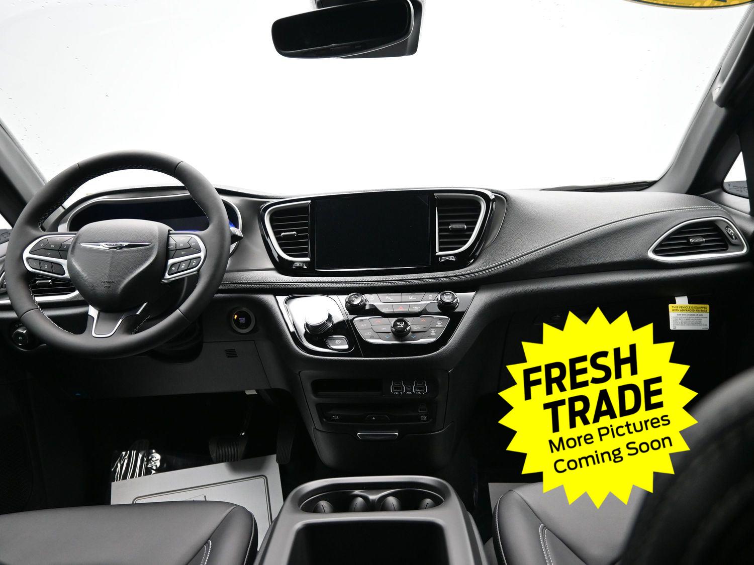 Used 2025 Diamond Black Crystal Pearlcoat Chrysler Select image 14