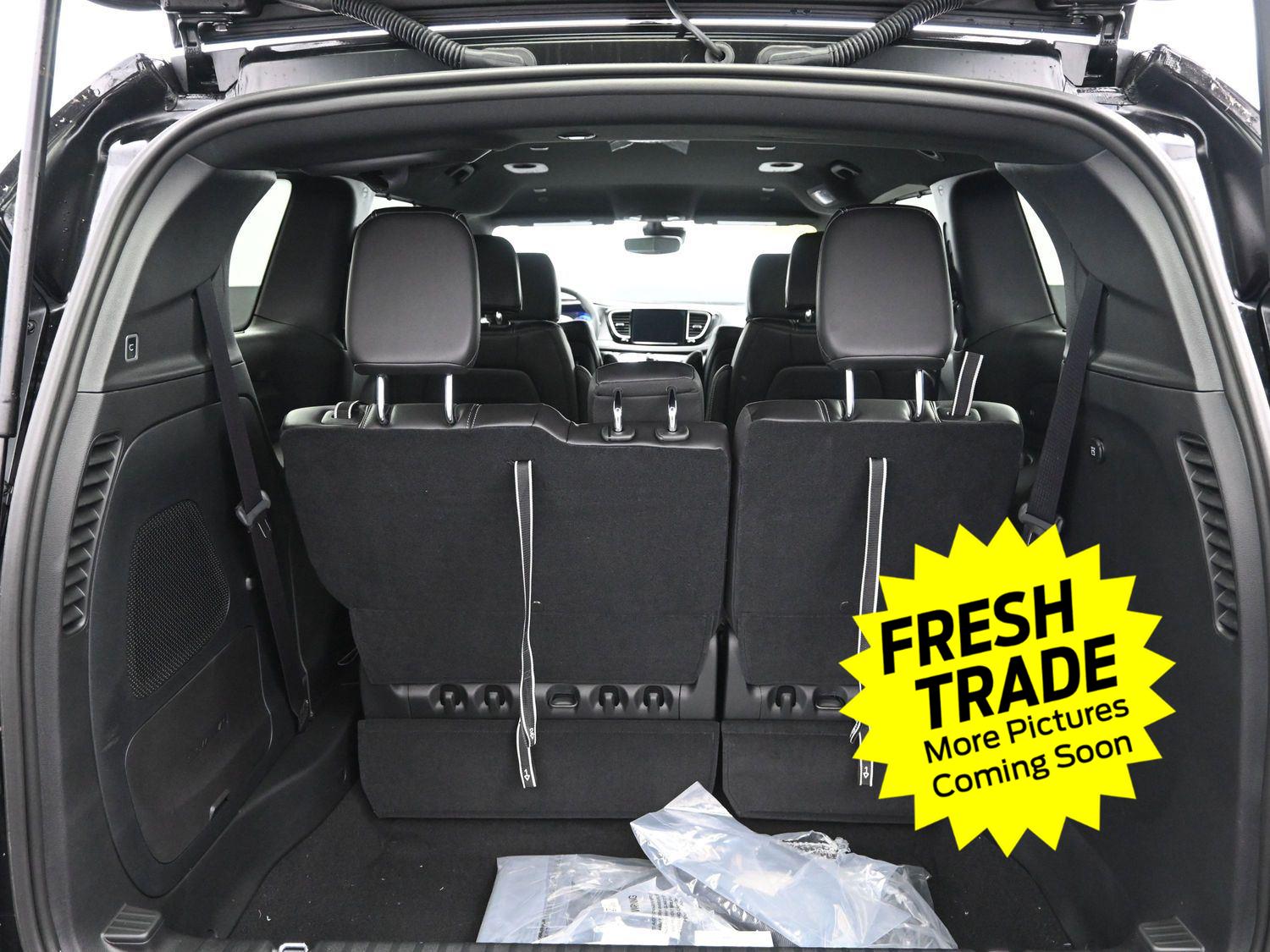 Used 2025 Diamond Black Crystal Pearlcoat Chrysler Select image 17