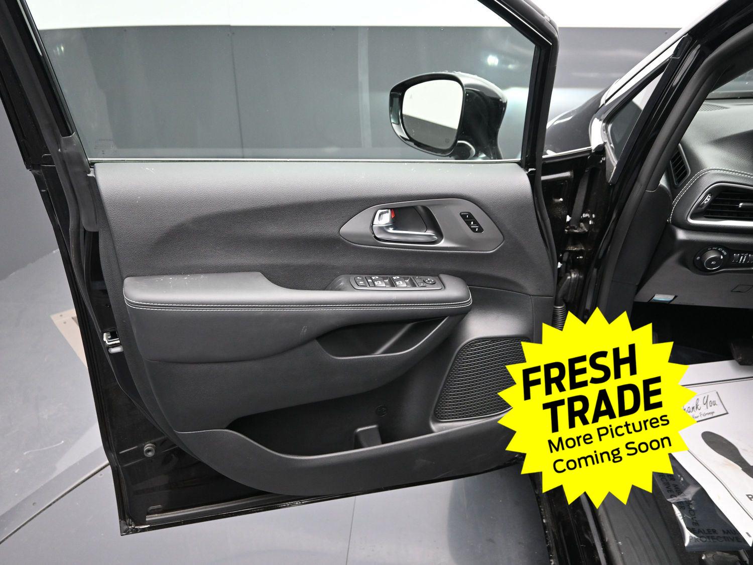 Used 2025 Diamond Black Crystal Pearlcoat Chrysler Select image 20