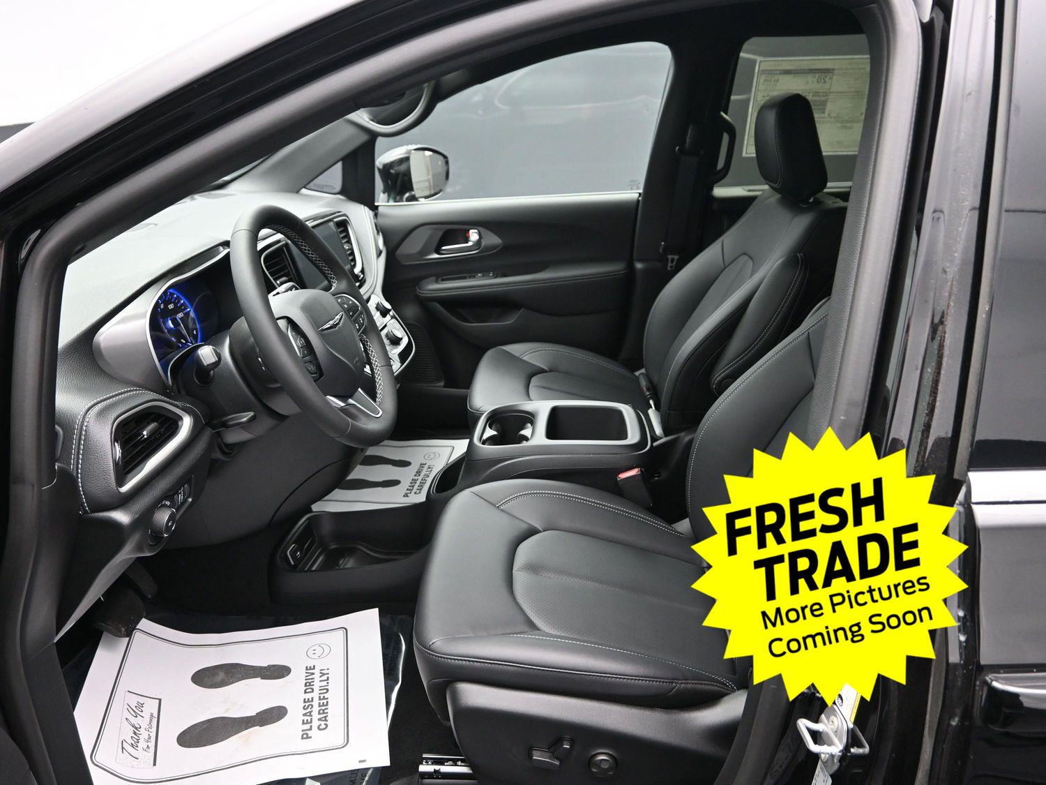 Used 2025 Diamond Black Crystal Pearlcoat Chrysler Select image 21