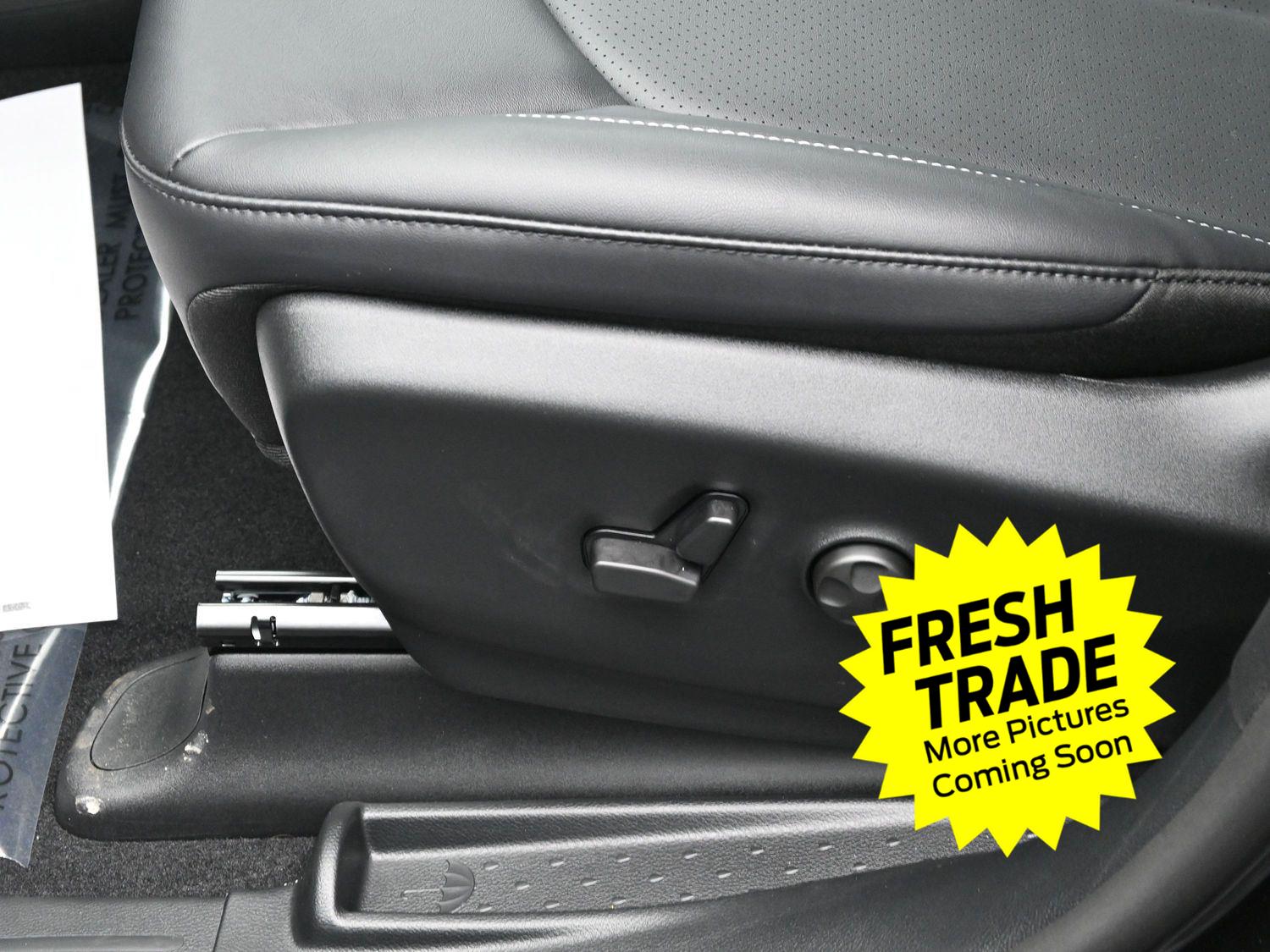 Used 2025 Diamond Black Crystal Pearlcoat Chrysler Select image 22