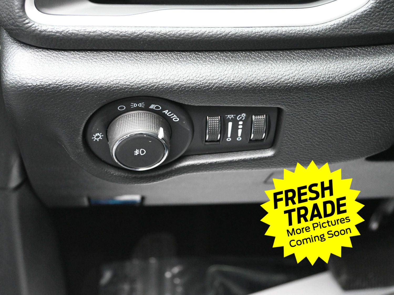 Used 2025 Diamond Black Crystal Pearlcoat Chrysler Select image 23