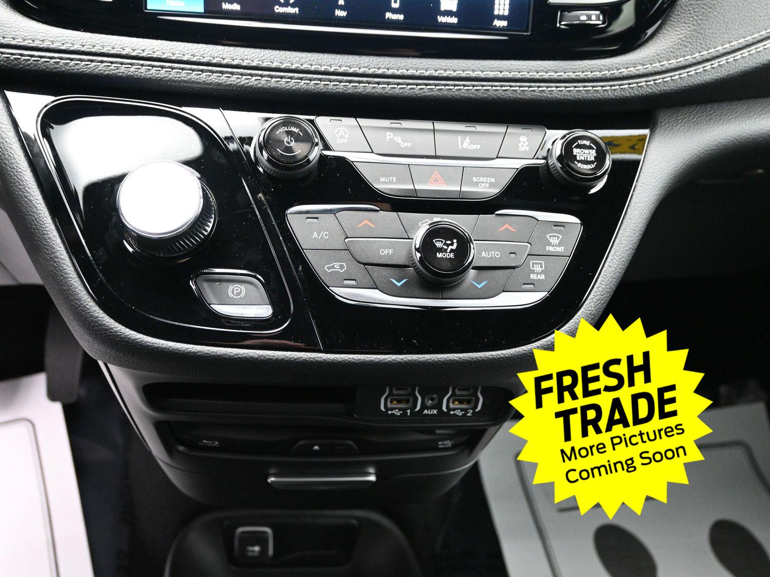 Used 2025 Diamond Black Crystal Pearlcoat Chrysler Select image 31