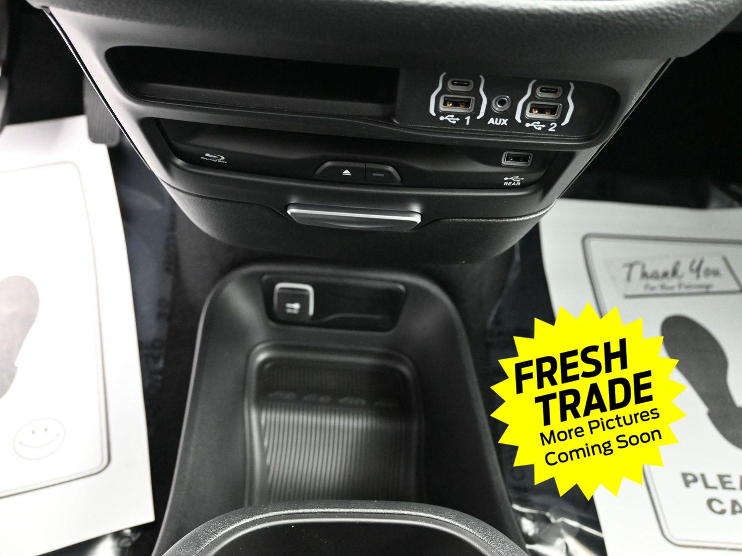 Used 2025 Diamond Black Crystal Pearlcoat Chrysler Select image 32