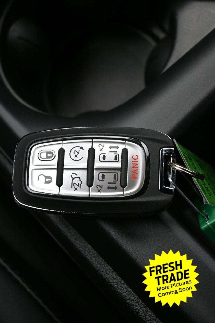 Used 2025 Diamond Black Crystal Pearlcoat Chrysler Select image 35