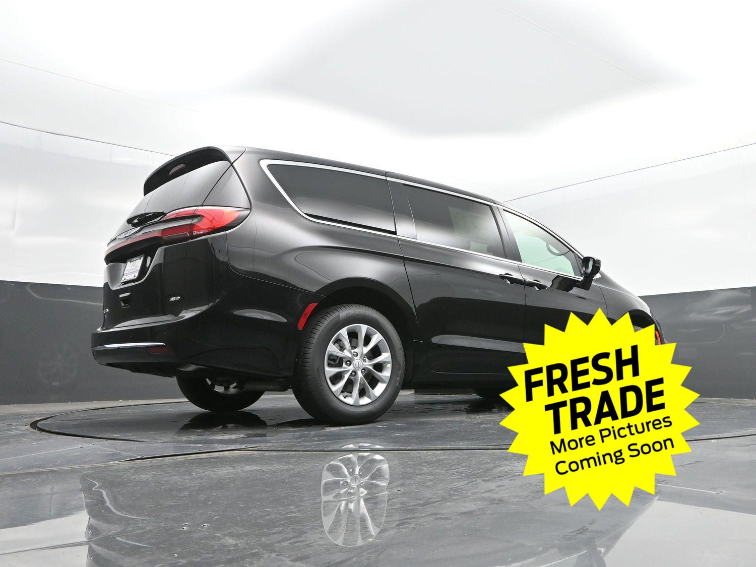 Used 2025 Diamond Black Crystal Pearlcoat Chrysler Select image 37