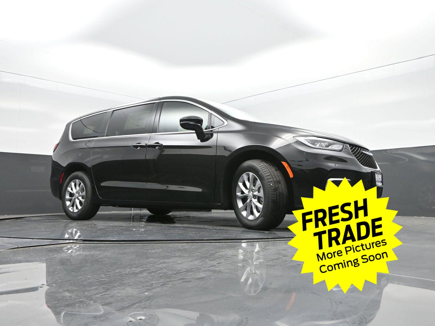 Used 2025 Diamond Black Crystal Pearlcoat Chrysler Select image 38