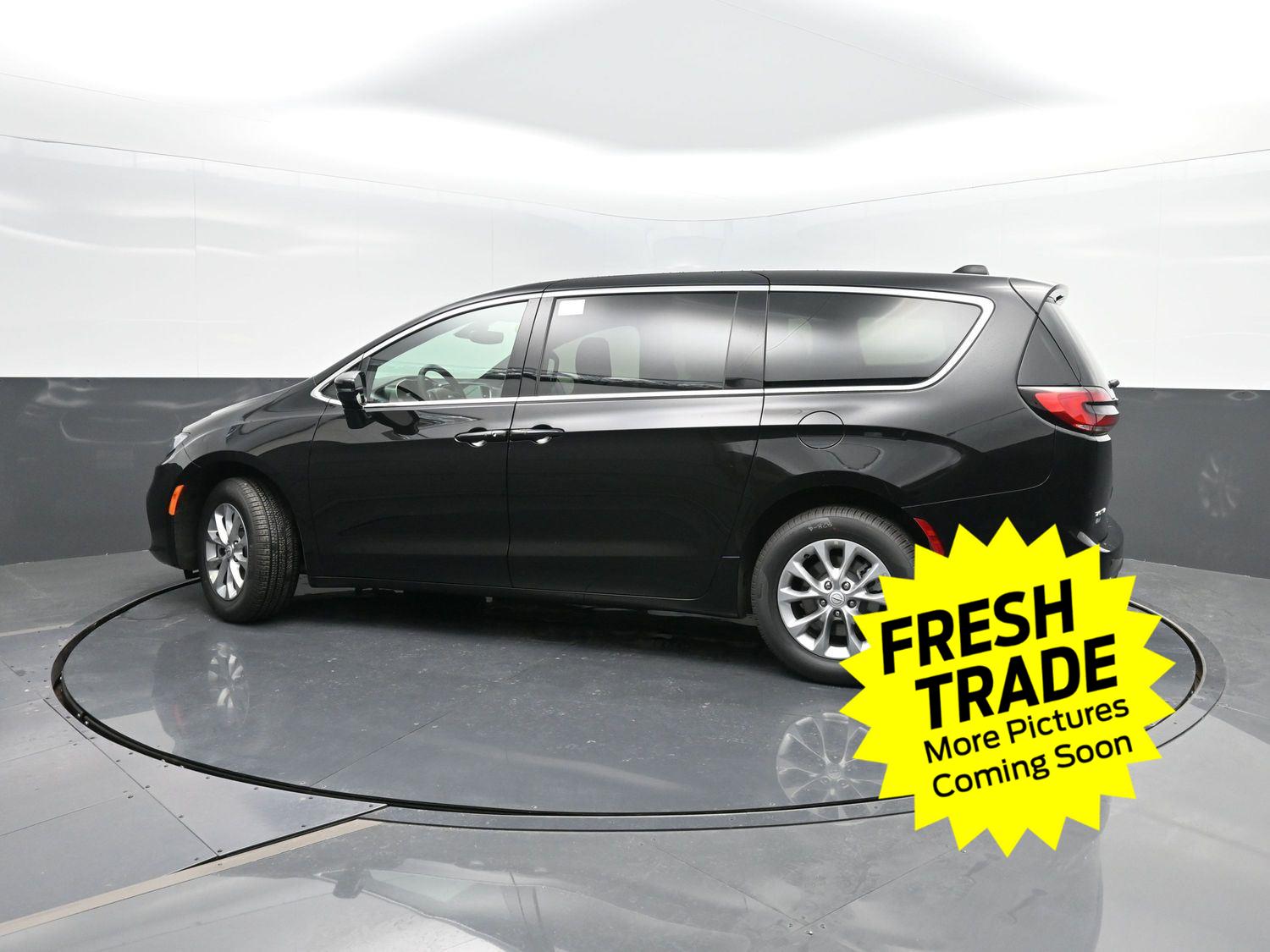 Used 2025 Diamond Black Crystal Pearlcoat Chrysler Select image 39