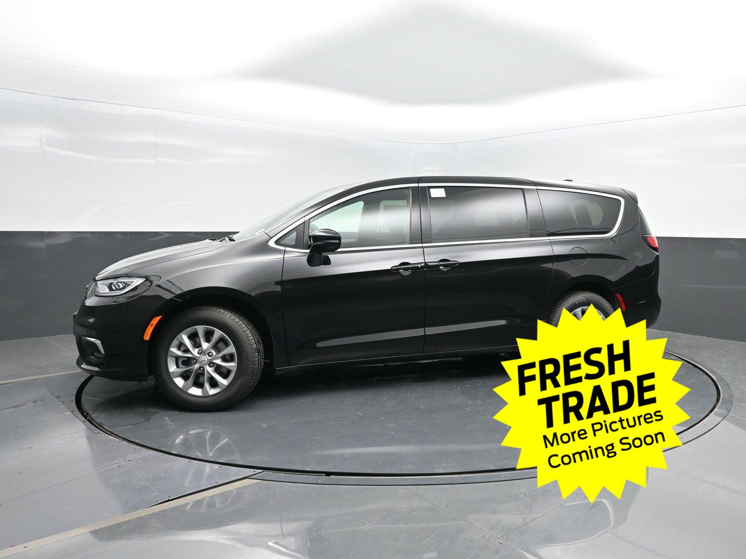 Used 2025 Diamond Black Crystal Pearlcoat Chrysler Select image 40