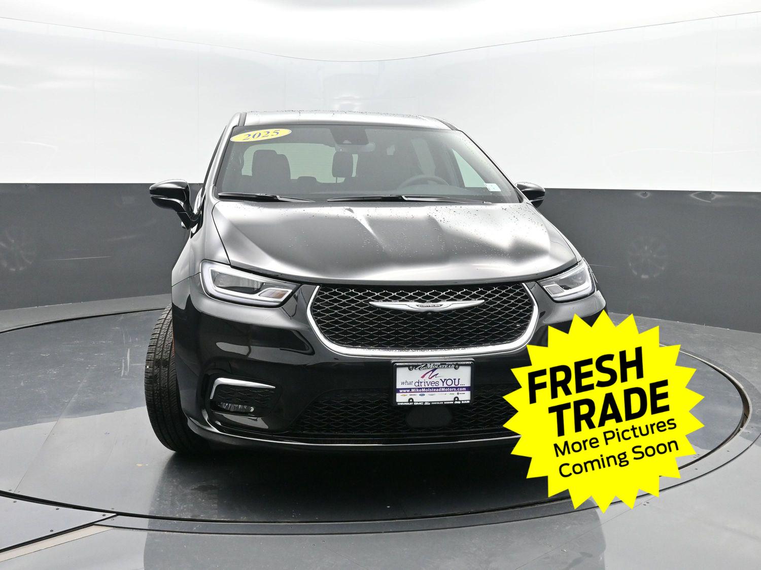 Used 2025 Diamond Black Crystal Pearlcoat Chrysler Select image 41