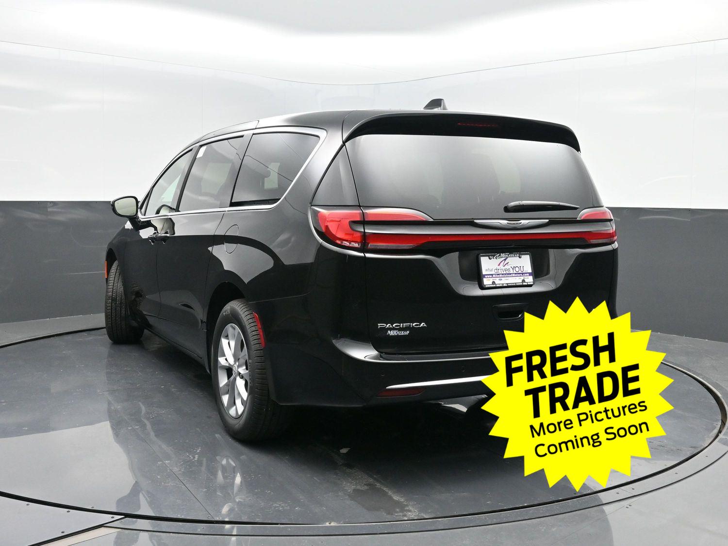 Used 2025 Diamond Black Crystal Pearlcoat Chrysler Select image 42