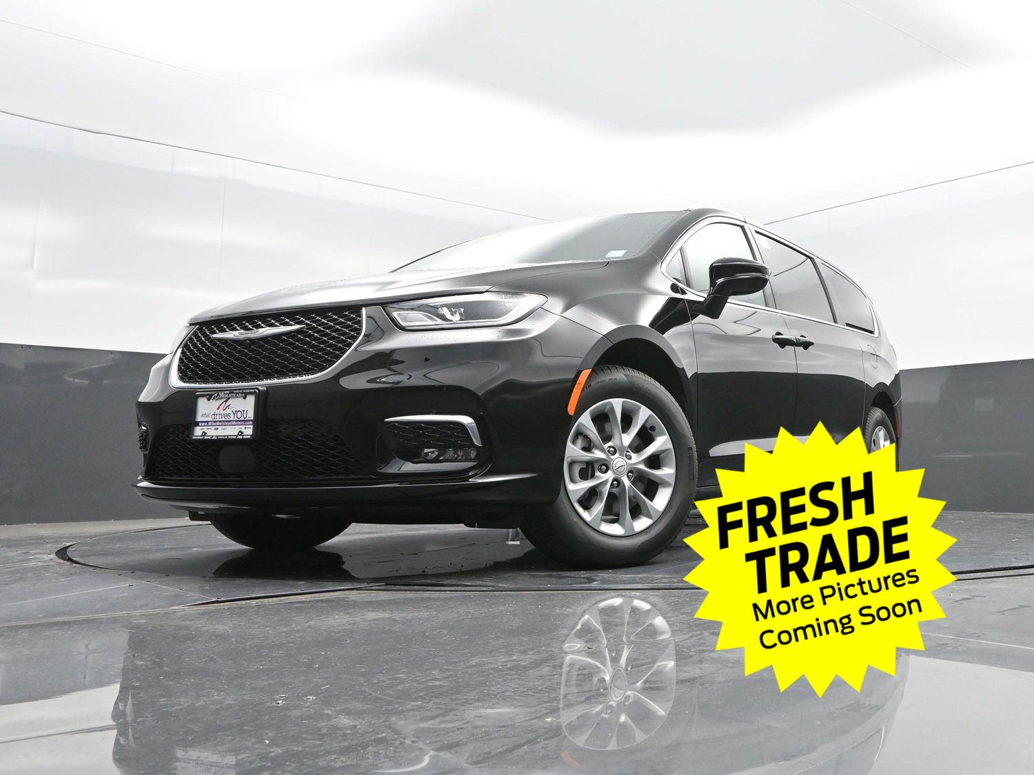 Used 2025 Diamond Black Crystal Pearlcoat Chrysler Select image 43