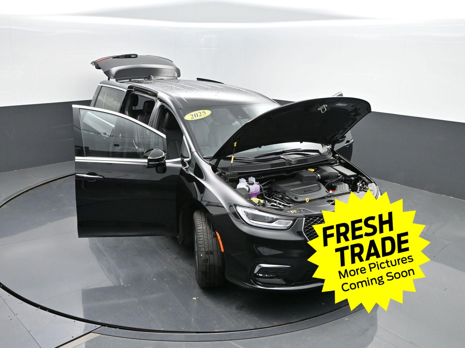 Used 2025 Diamond Black Crystal Pearlcoat Chrysler Select image 44