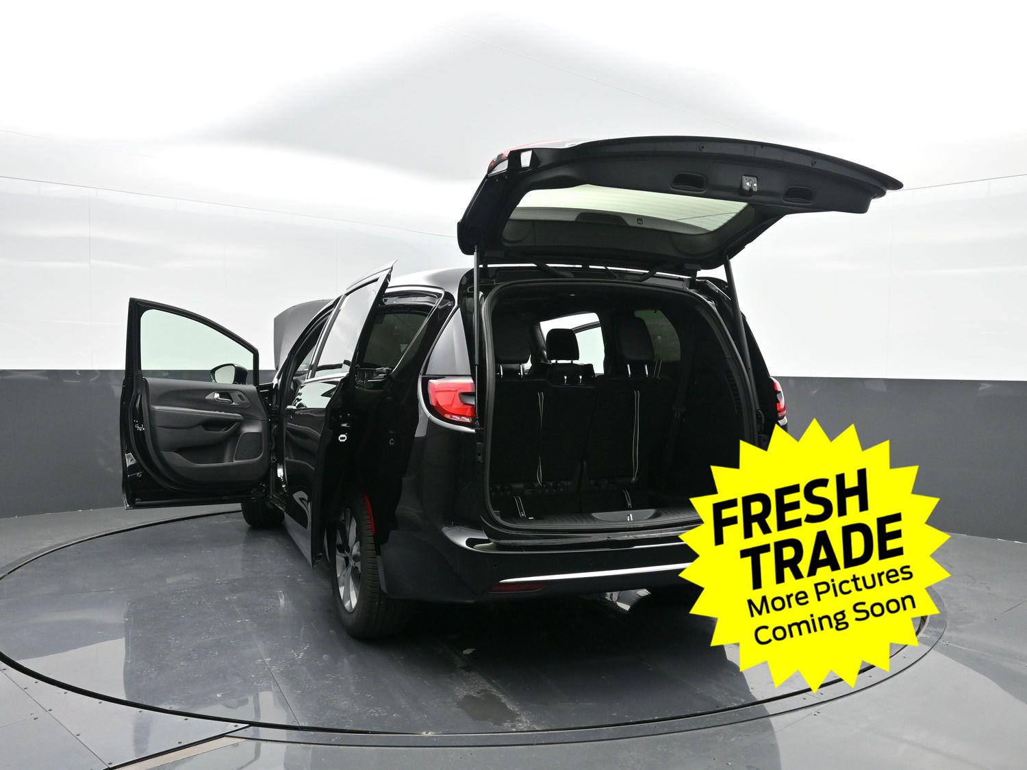 Used 2025 Diamond Black Crystal Pearlcoat Chrysler Select image 45