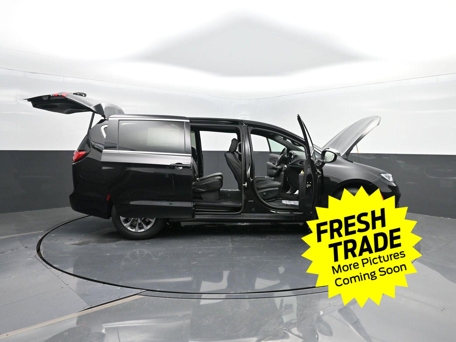 Used 2025 Diamond Black Crystal Pearlcoat Chrysler Select image 46