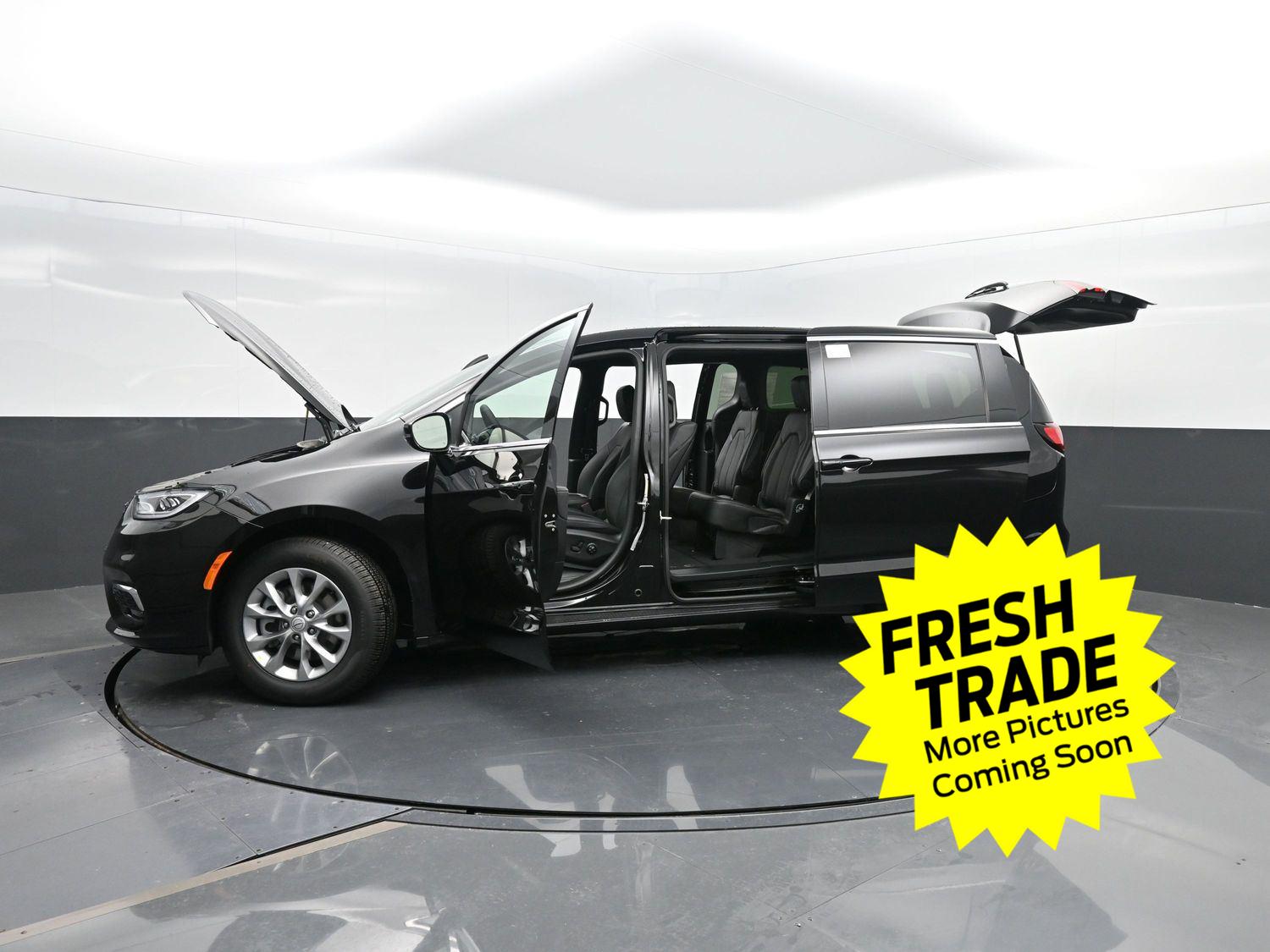 Used 2025 Diamond Black Crystal Pearlcoat Chrysler Select image 47