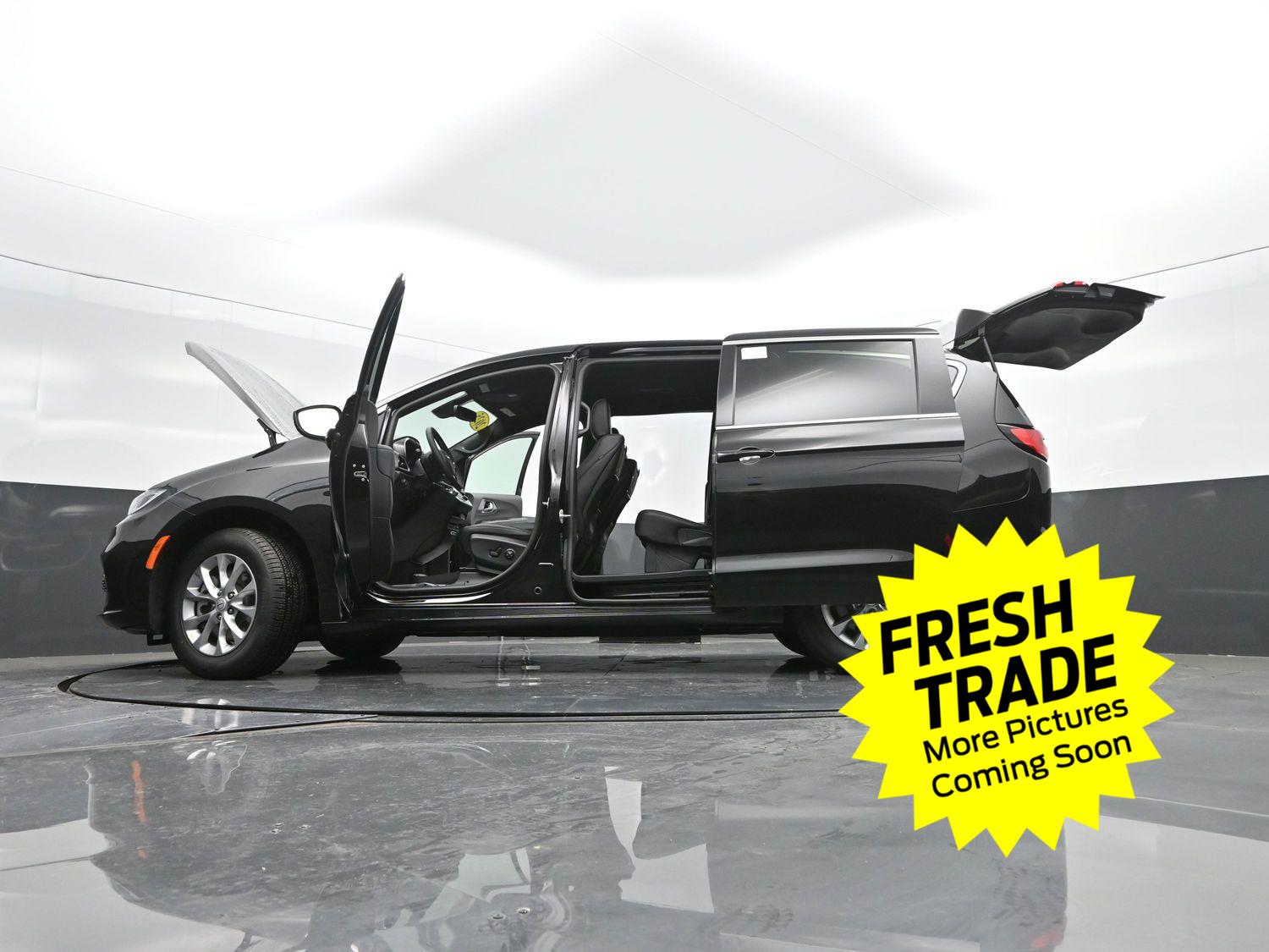 Used 2025 Diamond Black Crystal Pearlcoat Chrysler Select image 49