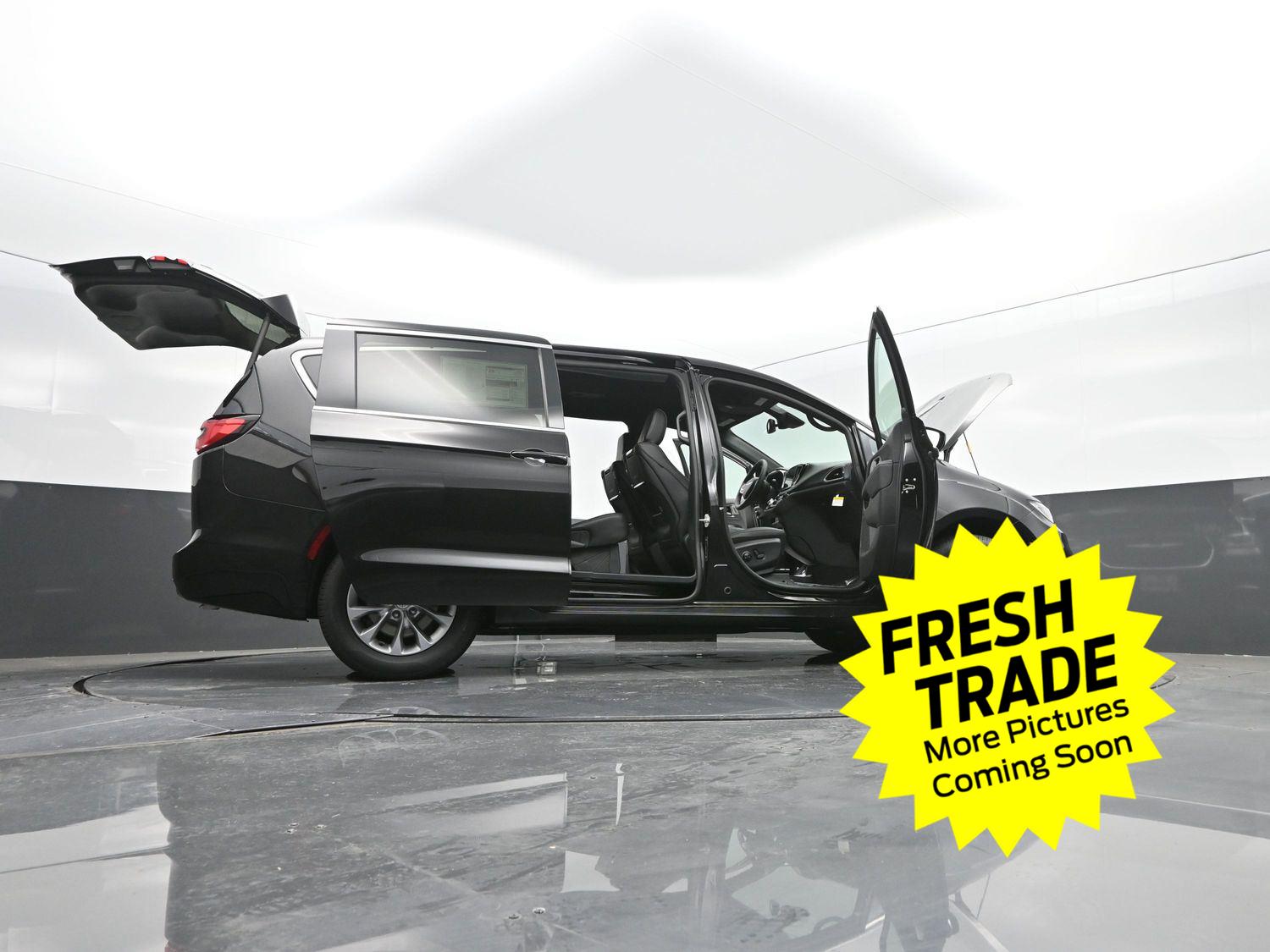 Used 2025 Diamond Black Crystal Pearlcoat Chrysler Select image 50