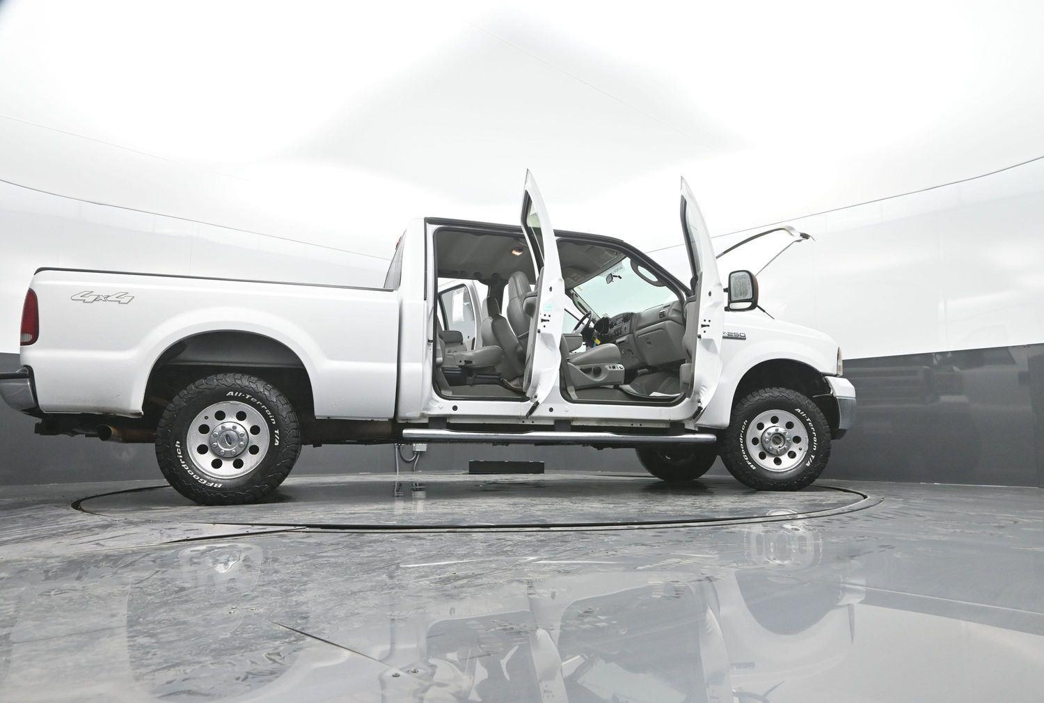 Used 2006  FORD  image 47