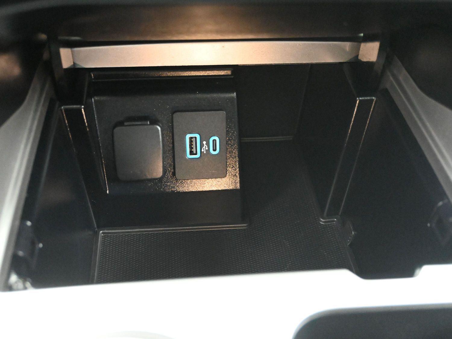 Used 2020 Iconic Silver Ford Limited image 34