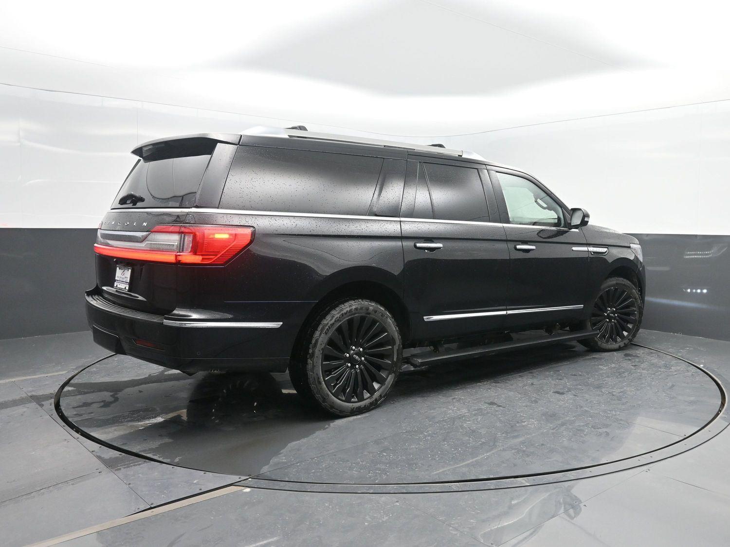 Used 2019 Infinite Black Metallic Lincoln Reserve image 2