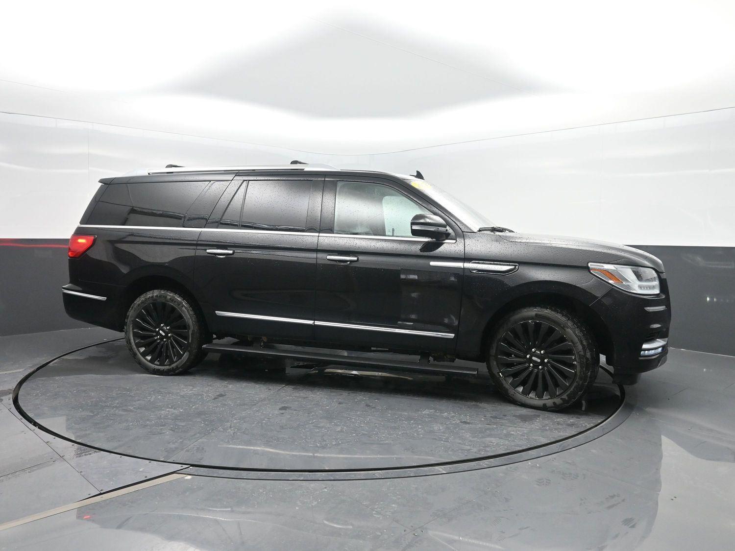 Used 2019 Infinite Black Metallic Lincoln Reserve image 3